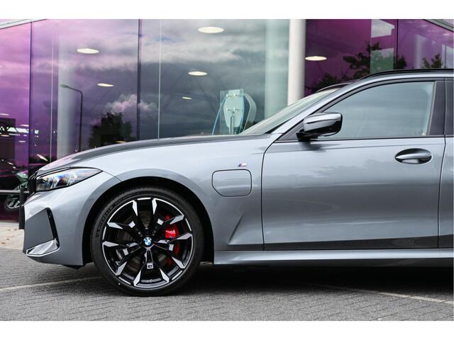 BMW 3-SERIE Touring 330e M Sport Automaat / Panoramadak / Trekhaak / Harman Kardon / Adaptieve LED / Parking Assistant Plus / Active Cruise Control / Comfort Access