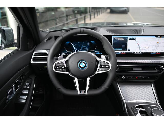BMW 3-SERIE Touring 330e M Sport Automaat / Panoramadak / Trekhaak / Harman Kardon / Adaptieve LED / Parking Assistant Plus / Active Cruise Control / Comfort Access