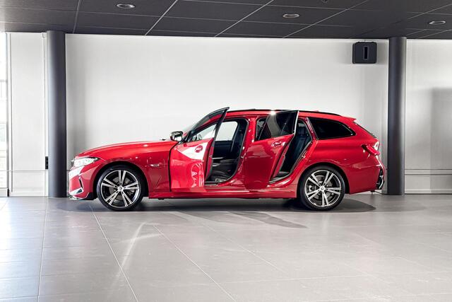 BMW 3-SERIE Touring 330e xDrive | M Sport | Glazen Panoramadak | Stoelverwarming | Comfort Access | Head-Up Display |