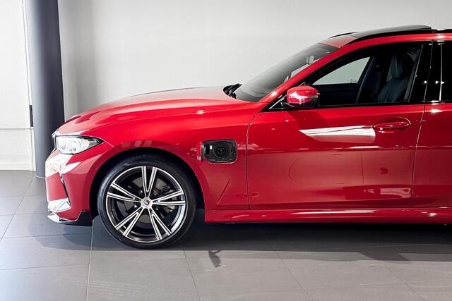 BMW 3-SERIE Touring 330e xDrive | M Sport | Glazen Panoramadak | Stoelverwarming | Comfort Access | Head-Up Display |