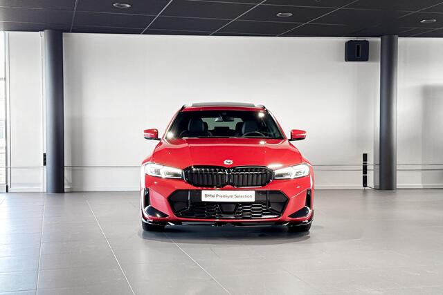 BMW 3-SERIE Touring 330e xDrive | M Sport | Glazen Panoramadak | Stoelverwarming | Comfort Access | Head-Up Display |
