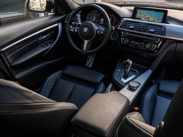 BMW 3-SERIE Touring 318i M Sport ORG NL PANO HARMAN KARDON 19 INCH HUD CAMERA BOMVOL!!
