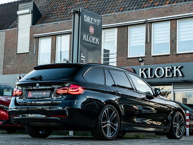 BMW 3-SERIE Touring 318i M Sport ORG NL PANO HARMAN KARDON 19 INCH HUD CAMERA BOMVOL!!