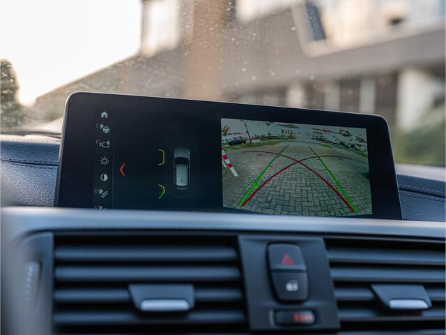 BMW 3-SERIE Touring 318i M Sport ORG NL PANO HARMAN KARDON 19 INCH HUD CAMERA BOMVOL!!
