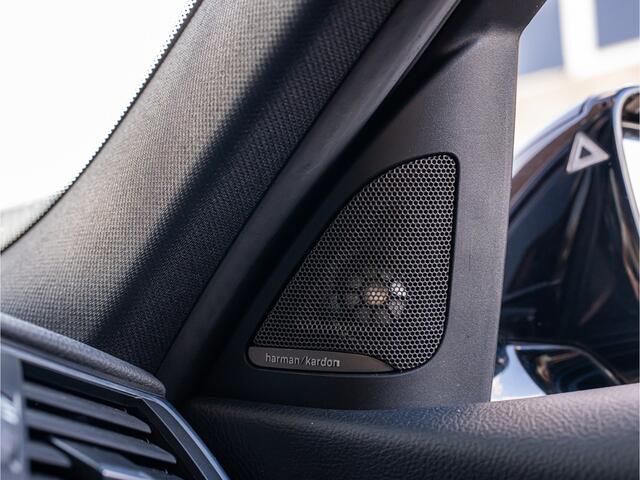 BMW 3-SERIE Touring 318i M Sport ORG NL PANO HARMAN KARDON 19 INCH HUD CAMERA BOMVOL!!