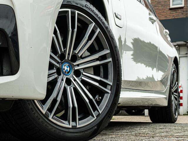 BMW 3-SERIE Touring 330e Business Edition Plus PANO LEDER 18 INCH SHADOW LINE STOELVERW LED