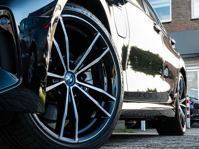BMW 3-SERIE Touring 320e ORG NL PANO HARMAN KARDON CAMERA 19 INCH MEMORY STOEL TREKHAAK