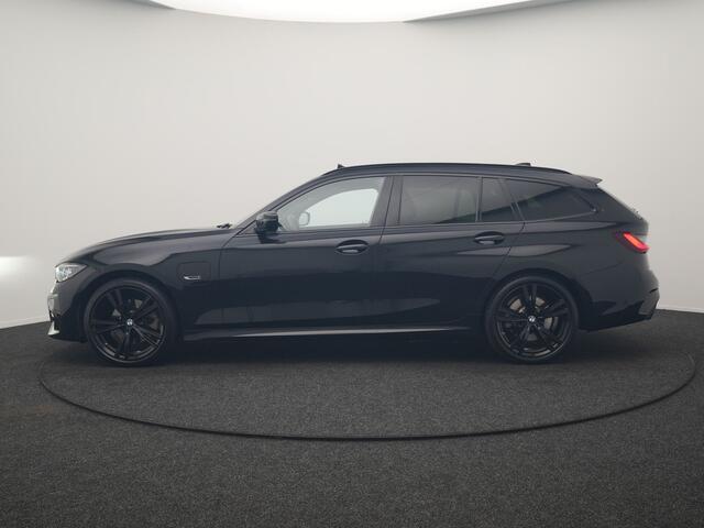 BMW 3-SERIE Touring 320e M Sport PHEV Dealer O.H. | Trekhaak Af Fabriek | Panodak | Adaptive Cruise | Laser LED | Camera | Alcantara Sportstoelen Verwarmd | Sfeerverlichting | Keyless | Blis | Apple Carplay | Navigatie | DAB | Plug In Hybrid
