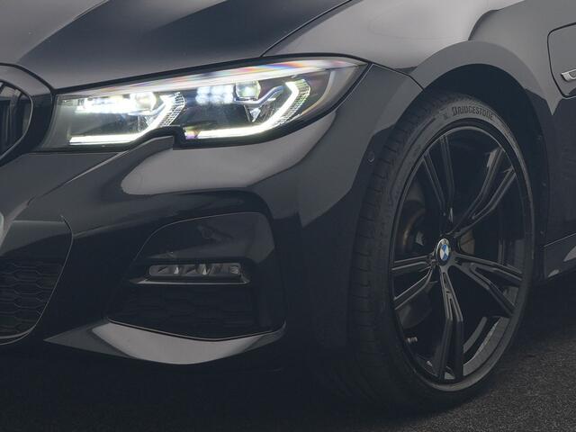 BMW 3-SERIE Touring 320e M Sport PHEV Dealer O.H. | Trekhaak Af Fabriek | Panodak | Adaptive Cruise | Laser LED | Camera | Alcantara Sportstoelen Verwarmd | Sfeerverlichting | Keyless | Blis | Apple Carplay | Navigatie | DAB | Plug In Hybrid