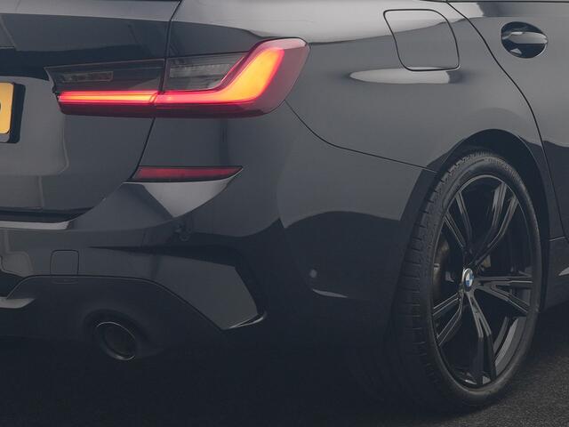 BMW 3-SERIE Touring 320e M Sport PHEV Dealer O.H. | Trekhaak Af Fabriek | Panodak | Adaptive Cruise | Laser LED | Camera | Alcantara Sportstoelen Verwarmd | Sfeerverlichting | Keyless | Blis | Apple Carplay | Navigatie | DAB | Plug In Hybrid