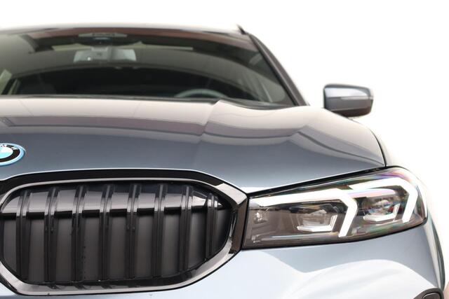 BMW 3-SERIE Touring 330e | Sport Pakket pro | Panorama Dak | Trekhaak | Driving Assistant Professional | Parking Assistant Plus | Invidual Thunder metallic | Hifi |