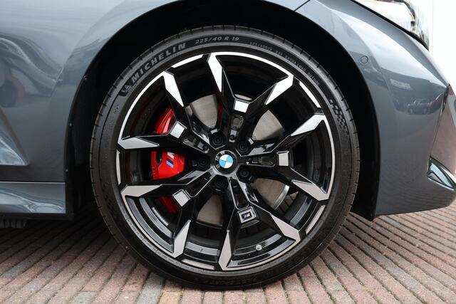 BMW 3-SERIE Touring 330e | Sport Pakket pro | Panorama Dak | Trekhaak | Driving Assistant Professional | Parking Assistant Plus | Invidual Thunder metallic | Hifi |