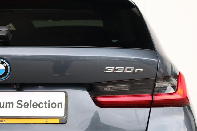 BMW 3-SERIE Touring 330e | Sport Pakket pro | Panorama Dak | Trekhaak | Driving Assistant Professional | Parking Assistant Plus | Invidual Thunder metallic | Hifi |