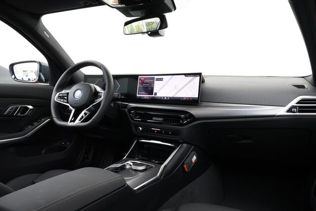 BMW 3-SERIE Touring 330e | Sport Pakket pro | Panorama Dak | Trekhaak | Driving Assistant Professional | Parking Assistant Plus | Invidual Thunder metallic | Hifi |