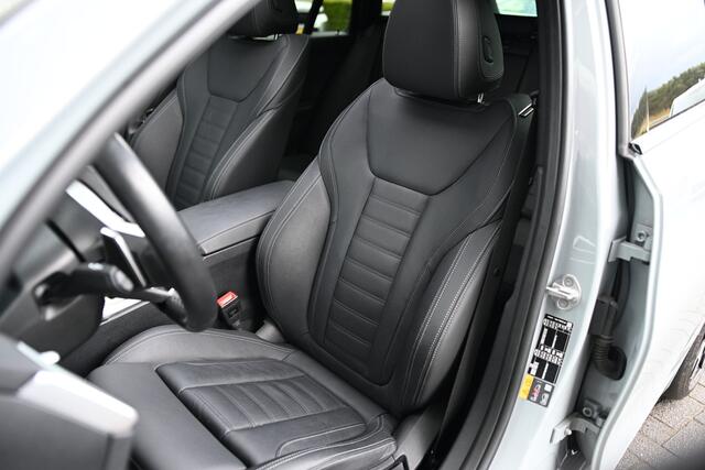 BMW 3-SERIE Touring 330e M Sport Automaat / Panoramadak / Sportstoelen / Adaptieve LED / Stuurverwarming / Comfort Access / Parking Assistant Plus / Stoelverwarming