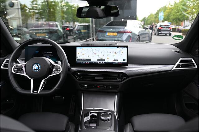 BMW 3-SERIE Touring 330e M Sport Automaat / Panoramadak / Sportstoelen / Adaptieve LED / Stuurverwarming / Comfort Access / Parking Assistant Plus / Stoelverwarming