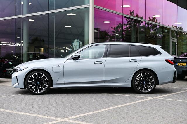 BMW 3-SERIE Touring 330e M Sport Automaat / Panoramadak / Sportstoelen / Adaptieve LED / Stuurverwarming / Comfort Access / Parking Assistant Plus / Stoelverwarming