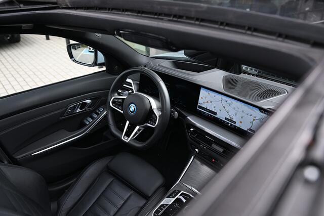 BMW 3-SERIE Touring 330e M Sport Automaat / Panoramadak / Sportstoelen / Adaptieve LED / Stuurverwarming / Comfort Access / Parking Assistant Plus / Stoelverwarming