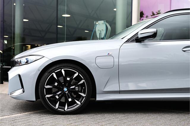 BMW 3-SERIE Touring 330e M Sport Automaat / Panoramadak / Sportstoelen / Adaptieve LED / Stuurverwarming / Comfort Access / Parking Assistant Plus / Stoelverwarming