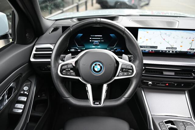 BMW 3-SERIE Touring 330e M Sport Automaat / Panoramadak / Sportstoelen / Adaptieve LED / Stuurverwarming / Comfort Access / Parking Assistant Plus / Stoelverwarming