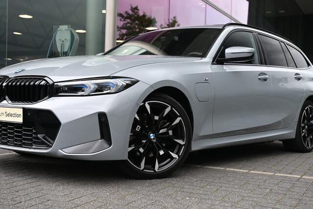 BMW 3-SERIE Touring 330e M Sport Automaat / Panoramadak / Sportstoelen / Adaptieve LED / Stuurverwarming / Comfort Access / Parking Assistant Plus / Stoelverwarming