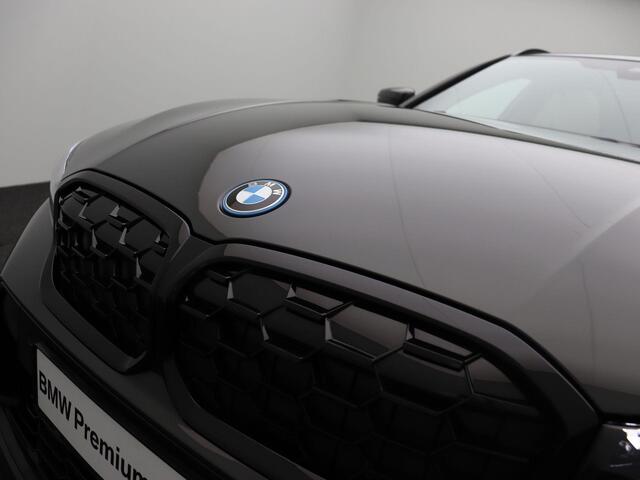 BMW 3-SERIE Touring 330e M Sportpakket Pro | Comfort Pack | Panoramadak | DAB | HiFi | 19''
