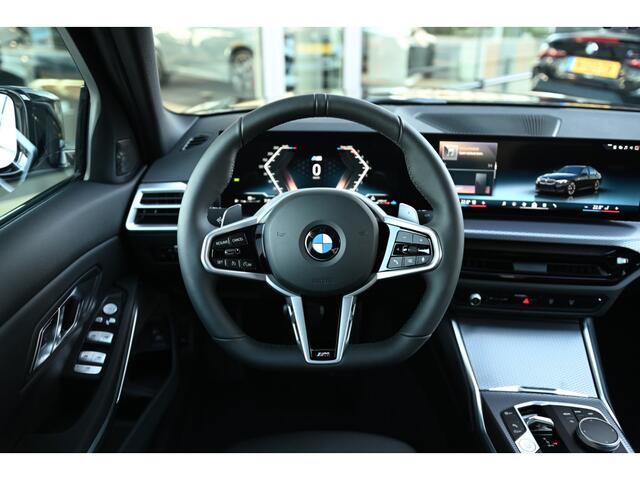BMW 3-SERIE 318i M Sport Automaat / Trekhaak / Sportstoelen / Achteruitrijcamera / M Sportonderstel / Comfort Access / Stuurverwarming / Adaptieve LED / Harman Kardon / Widescreen Display