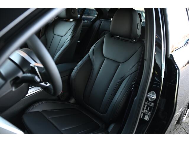 BMW 3-SERIE 318i M Sport Automaat / Trekhaak / Sportstoelen / Achteruitrijcamera / M Sportonderstel / Comfort Access / Stuurverwarming / Adaptieve LED / Harman Kardon / Widescreen Display