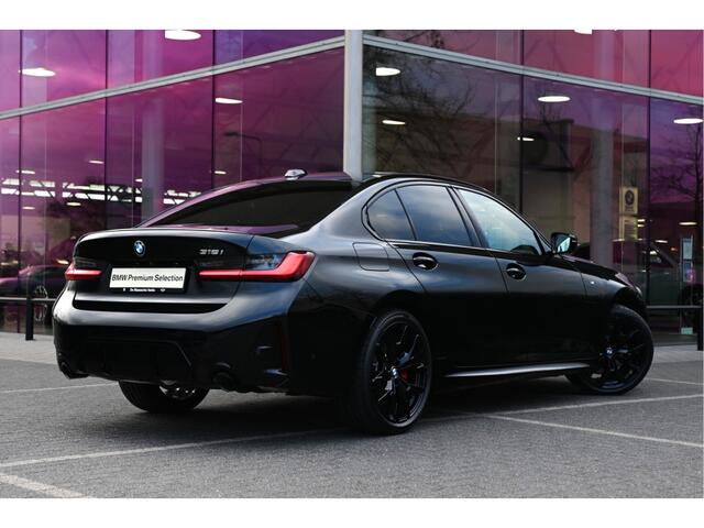 BMW 3-SERIE 318i M Sport Automaat / Trekhaak / Sportstoelen / Achteruitrijcamera / M Sportonderstel / Comfort Access / Stuurverwarming / Adaptieve LED / Harman Kardon / Widescreen Display