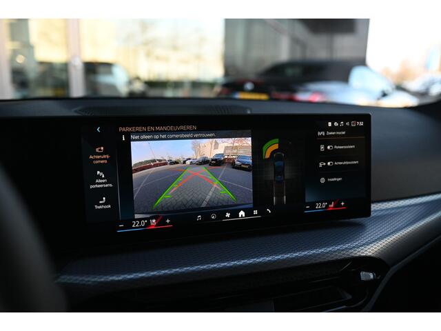 BMW 3-SERIE 318i M Sport Automaat / Trekhaak / Sportstoelen / Achteruitrijcamera / M Sportonderstel / Comfort Access / Stuurverwarming / Adaptieve LED / Harman Kardon / Widescreen Display