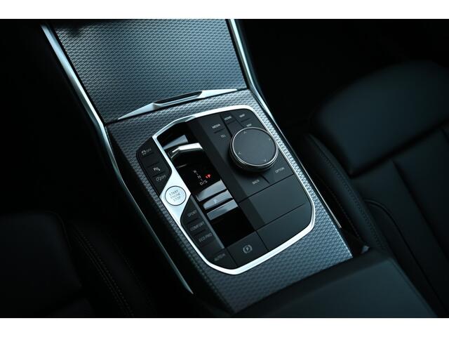 BMW 3-SERIE 318i M Sport Automaat / Trekhaak / Sportstoelen / Achteruitrijcamera / M Sportonderstel / Comfort Access / Stuurverwarming / Adaptieve LED / Harman Kardon / Widescreen Display