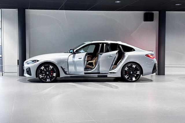 BMW 4-SERIE Gran Coupé M440i High Executive | M Sport Pro | Glazen schuif-/kanteldak | Harman Kardon | Stoelverwarming |