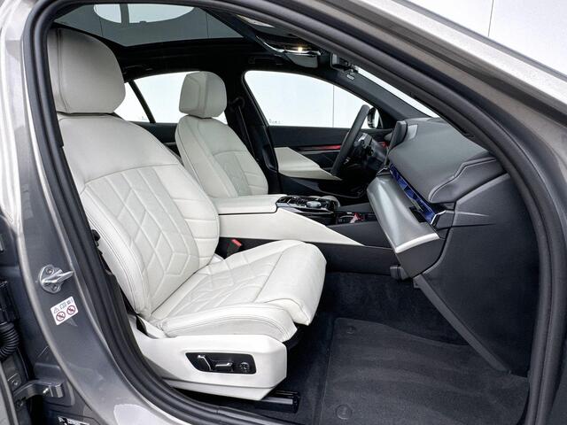 BMW 5-SERIE Sedan 550e xDrive M-Sport Pro Stuurwielrand Verwarming / Adaptief Onderstel Prof / Comfort Acces / Pano Dak / Shadow Line Koplampen / Stoelventilatie / Stoelverwarming Voor & Achter / Driving Assistant Prof / Parking Assistant Prof / Harman Kardon / M Ext