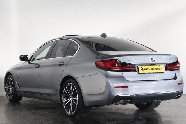 BMW 5-SERIE 530e xDrive Luxury Line / Opendak / Leder / Pilot assist / LED / HUD