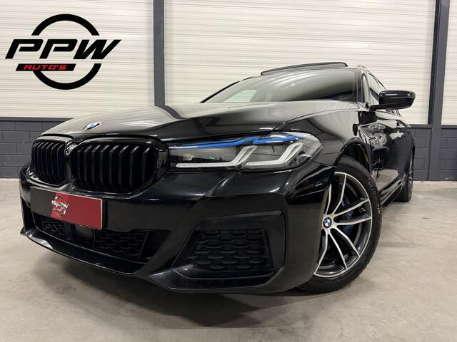 BMW 5-SERIE Touring 530e M-Sport BLACK ALL BLACK PANO/HEAD-UP/H&K/ACC/LEER-SPORT/ADAPTIVE ONDERSTEL/LASER/KEYLESS/SHADOW-LINE/SFEER/STOEL+A.BANK VERWARMING/BLACK SAPPHIRE METALLIC