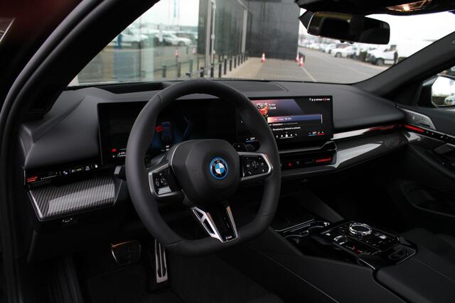 BMW 5-SERIE 530e M Sport Automaat / Panoramadak / Trekhaak / Parking Assistant Professional / Bowers & Wilkins / Comfort Access / Adaptieve LED / Stoelventilatie