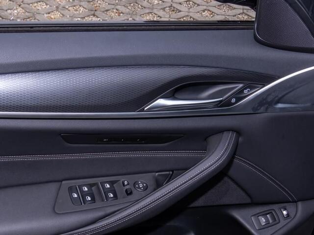 BMW 5-SERIE Touring 530e xDrive M-SPORT ** LASER, LEDER, PANORAMA, TREKH, HuD, HiFi, 19-inch LMV ** ¤ 36.800,= onder NP - Ex-BMW AG ** ** INFORMEER OOK NAAR ONZE AANTREKKELIJKE FINANCIAL-LEASE TARIEVEN **