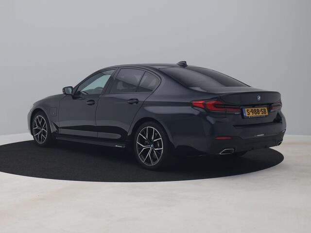 BMW 5-SERIE 545e xDrive M-Sport | CAMERA | ADAPTIVE | STOEL- EN STUURVERW.