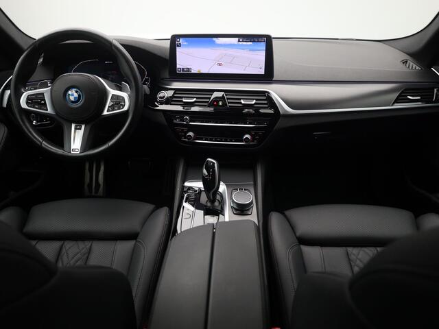 BMW 5-SERIE 545e xDrive M-Sport | CAMERA | ADAPTIVE | STOEL- EN STUURVERW.