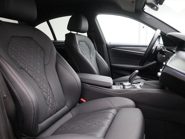 BMW 5-SERIE 545e xDrive M-Sport | CAMERA | ADAPTIVE | STOEL- EN STUURVERW.