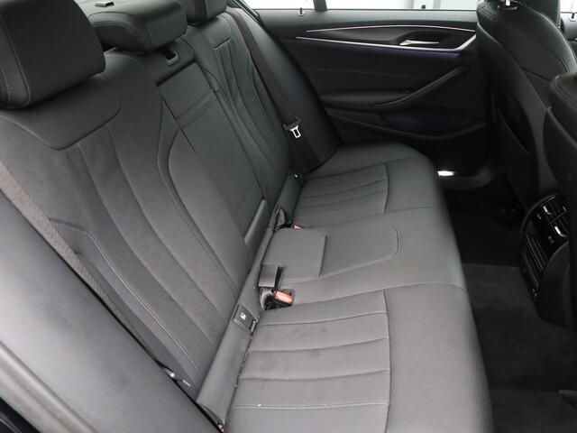 BMW 5-SERIE 545e xDrive M-Sport | CAMERA | ADAPTIVE | STOEL- EN STUURVERW.