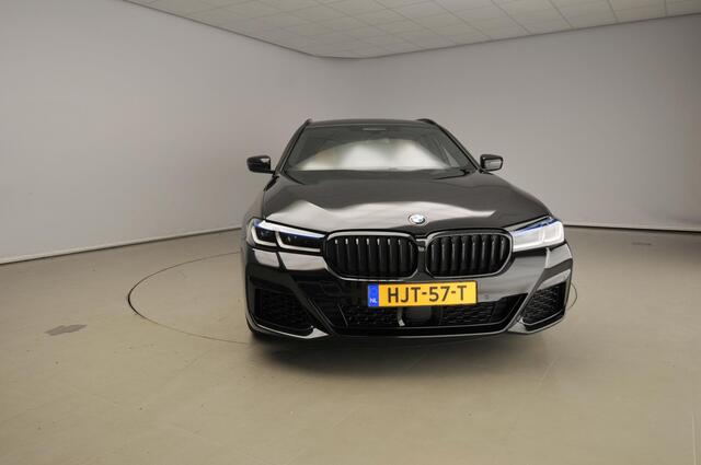 BMW 5-SERIE Touring 540i xDrive | M-Sportpakket | Laserlicht | Leder | HUD | Sportstoelen | Keyles go | DAB | Hifi speakers | Alu 19 inch