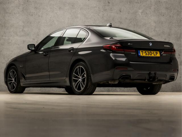 BMW 5-SERIE 530e xDrive M Sport 293Pk Automaat (APPLE CARPLAY, M PAKKET, ADAPTIVE CRUISE, SFEERVERLICHTING, STUUR/STOELVERWARMING, SPORTSTOELEN, LEDER, TREKHAAK, CAMERA, NIEUWSTAAT)