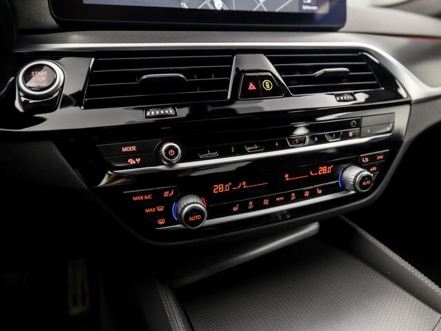 BMW 5-SERIE 530e xDrive M Sport 293Pk Automaat (APPLE CARPLAY, M PAKKET, ADAPTIVE CRUISE, SFEERVERLICHTING, STUUR/STOELVERWARMING, SPORTSTOELEN, LEDER, TREKHAAK, CAMERA, NIEUWSTAAT)