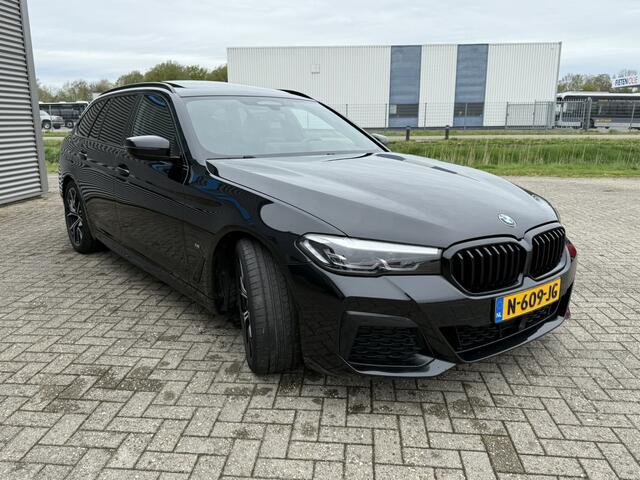 BMW 5-SERIE Touring 520d M Sport Panoramadak ACC LED 19 Inch Stuurverwarming Carplay Achteruitrijcamera Stuurverwarming