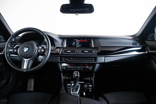 BMW 5-SERIE Touring M550xd M Sport - Comfort Access - Ambiance verlichting - PDC Voor/Achter - Driving Assistant - Elektrisch verstelbare/verwarmde stoelen - Head Up - Bang & Olufsen - Soft Close - Getinte Ruiten -