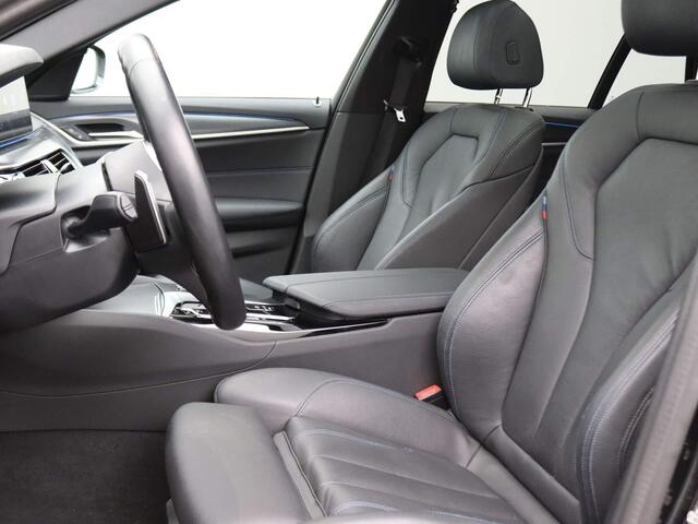 BMW 5-SERIE Touring 530e xDrive M-Sport 292PK AUT8 Keyless, Surround Camera, Head-Up Display, Hifi, Panoramadak, Trekhaak, 19" LM Velgen
