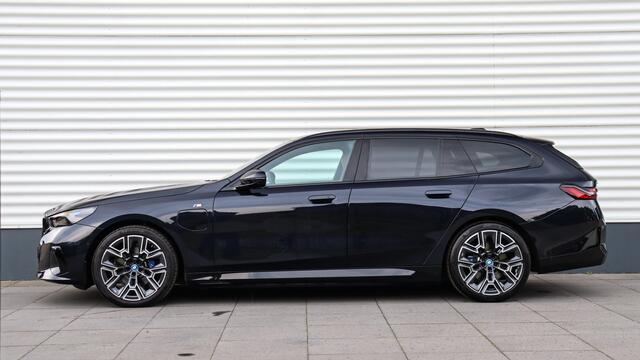BMW 5-SERIE Touring 530e xDrive Touring M Sport Pro | Bowers & Wilkins | Stoelventilatie | Adaptief onderstel Professional | Trekhaak | Panoramadak