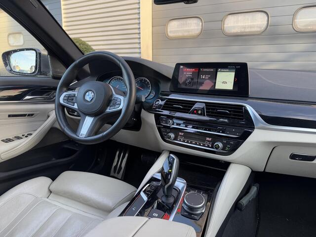BMW 5-SERIE M550i xDrive High Executive | Panoramadak | Head-Up Display | Harmon Kardon | Camera | Stoel Ventilatie/Verwarming |