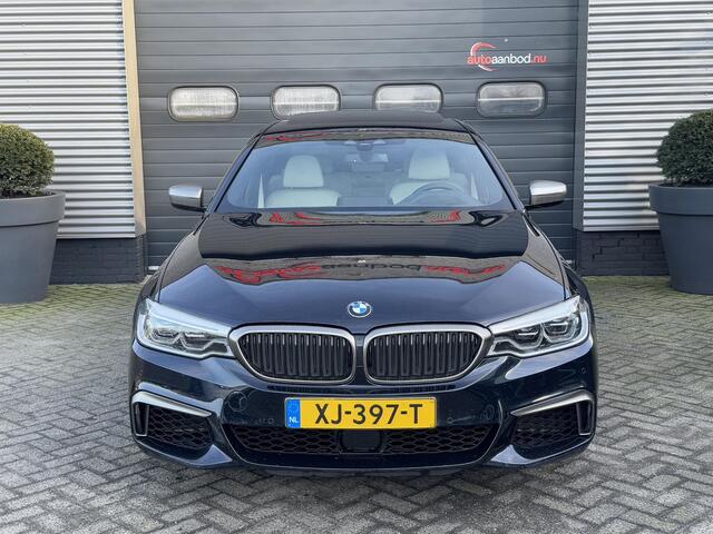 BMW 5-SERIE M550i xDrive High Executive | Panoramadak | Head-Up Display | Harmon Kardon | Camera | Stoel Ventilatie/Verwarming |
